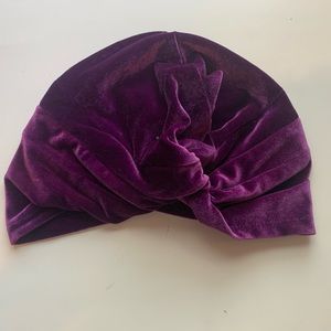 Purple stretch velvet hat with twist in front (1590)
